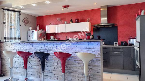 Appartement de 3 pièces de 65 m² à Toulon Ouest avec vue mer et belle pièce de vie