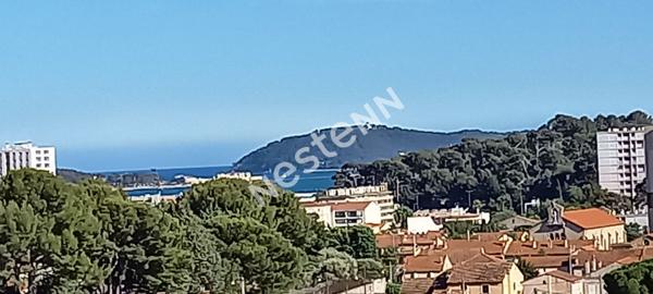 Appartement de 3 pièces de 65 m² à Toulon Ouest avec vue mer et belle pièce de vie
