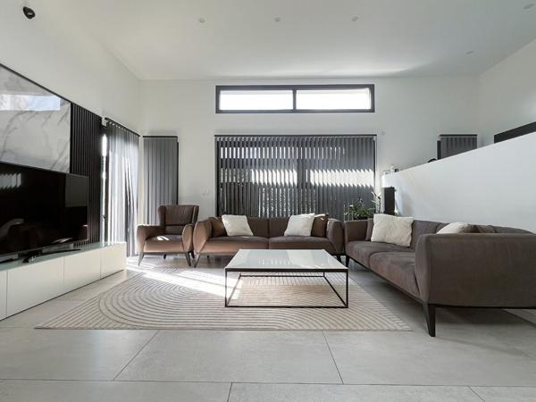 A VENDRE Maison de plain pied à Saint Barthelemy D Anjou limite ANGERS de 3 chambres avec jardin §