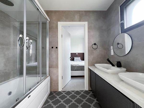 A VENDRE Maison de plain pied à Saint Barthelemy D Anjou limite ANGERS de 3 chambres avec jardin §