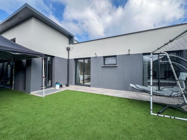 A VENDRE Maison de plain pied à Saint Barthelemy D Anjou limite ANGERS de 3 chambres avec jardin §