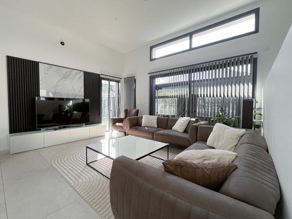 A VENDRE Maison de plain pied à Saint Barthelemy D Anjou limite ANGERS de 3 chambres avec jardin §