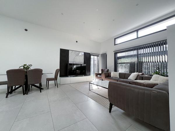 A VENDRE Maison de plain pied à Saint Barthelemy D Anjou limite ANGERS de 3 chambres avec jardin §