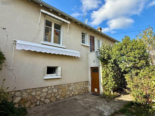 Maison individuelle à vendre à Saint-Amand-Montrond dans le Cher (18200), ref : 25058