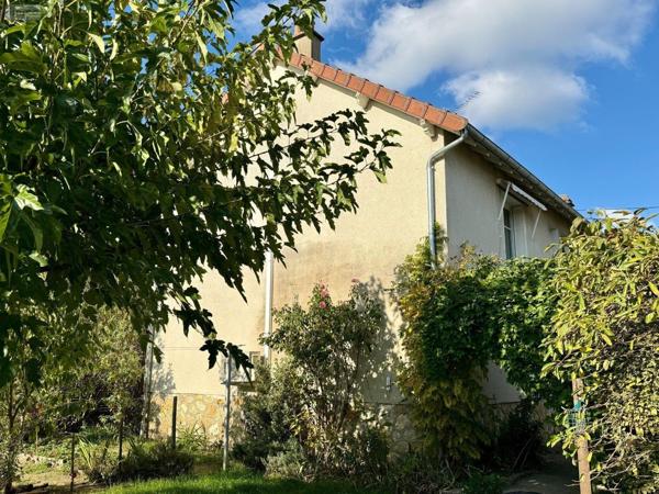 Maison individuelle à vendre à Saint-Amand-Montrond dans le Cher (18200), ref : 25058