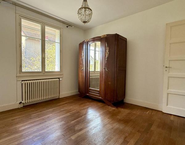 Maison individuelle à vendre à Saint-Amand-Montrond dans le Cher (18200), ref : 25058