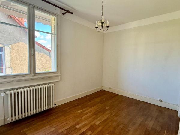 Maison individuelle à vendre à Saint-Amand-Montrond dans le Cher (18200), ref : 25058