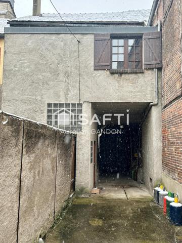 Immeuble avec 1 appartement et 1 local commercial