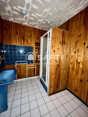 Immeuble avec 1 appartement et 1 local commercial