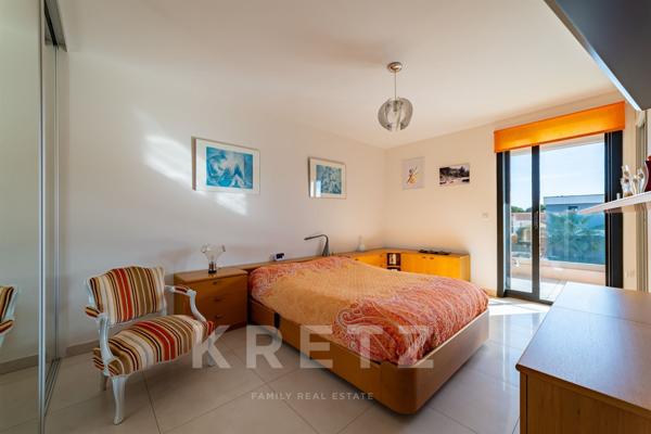 Villa d'architecte contemporaine au fond d'une impasse privée à 100m du Golf