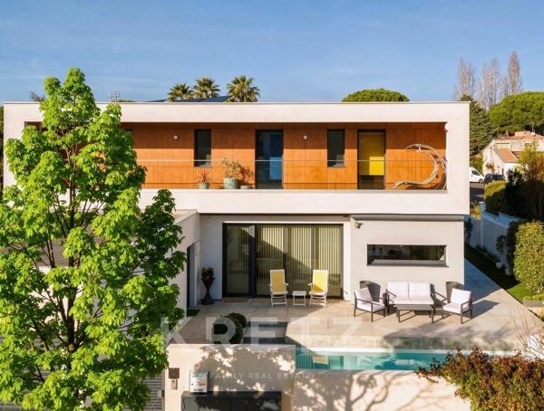 Villa d'architecte contemporaine au fond d'une impasse privée à 100m du Golf