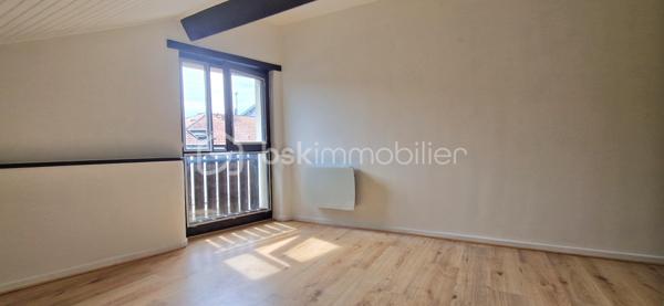 DAX, Quartier St Pierre - Aux pieds de tous les commerces, découvrez ce charmant appartement T2 de 43 m² au sol (28 m² Carrez) situé au 2ème et dernier étage d’un petit immeuble.

- Séjour lumineux
- Cuisine indépendante
- Chambre
- Salle de bain avec WC
- Travaux récents : propre, prêt à habiter

Idéal pour investissement locatif, premier achat ou pied-à-terre thermal ou touristique.
Emplacement privilégié : tout à pied, gare et établissements thermaux à proximité.
