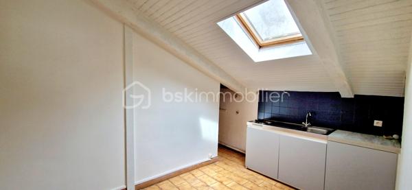 DAX, Quartier St Pierre - Aux pieds de tous les commerces, découvrez ce charmant appartement T2 de 43 m² au sol (28 m² Carrez) situé au 2ème et dernier étage d’un petit immeuble.

- Séjour lumineux
- Cuisine indépendante
- Chambre
- Salle de bain avec WC
- Travaux récents : propre, prêt à habiter

Idéal pour investissement locatif, premier achat ou pied-à-terre thermal ou touristique.
Emplacement privilégié : tout à pied, gare et établissements thermaux à proximité.
