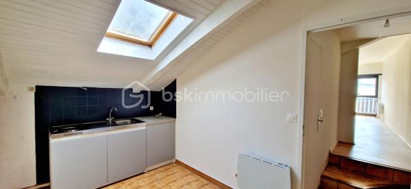 DAX, Quartier St Pierre - Aux pieds de tous les commerces, découvrez ce charmant appartement T2 de 43 m² au sol (28 m² Carrez) situé au 2ème et dernier étage d’un petit immeuble.

- Séjour lumineux
- Cuisine indépendante
- Chambre
- Salle de bain avec WC
- Travaux récents : propre, prêt à habiter

Idéal pour investissement locatif, premier achat ou pied-à-terre thermal ou touristique.
Emplacement privilégié : tout à pied, gare et établissements thermaux à proximité.