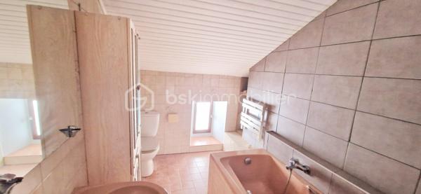 DAX, Quartier St Pierre - Aux pieds de tous les commerces, découvrez ce charmant appartement T2 de 43 m² au sol (28 m² Carrez) situé au 2ème et dernier étage d’un petit immeuble.

- Séjour lumineux
- Cuisine indépendante
- Chambre
- Salle de bain avec WC
- Travaux récents : propre, prêt à habiter

Idéal pour investissement locatif, premier achat ou pied-à-terre thermal ou touristique.
Emplacement privilégié : tout à pied, gare et établissements thermaux à proximité.