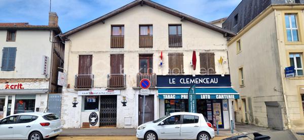 DAX, Quartier St Pierre - Aux pieds de tous les commerces, découvrez ce charmant appartement T2 de 43 m² au sol (28 m² Carrez) situé au 2ème et dernier étage d’un petit immeuble.

- Séjour lumineux
- Cuisine indépendante
- Chambre
- Salle de bain avec WC
- Travaux récents : propre, prêt à habiter

Idéal pour investissement locatif, premier achat ou pied-à-terre thermal ou touristique.
Emplacement privilégié : tout à pied, gare et établissements thermaux à proximité.