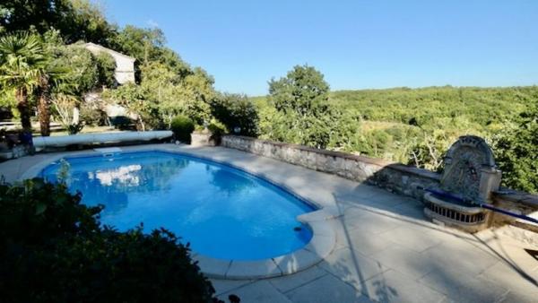 MAISON DE VILLAGE EN PIERRE AVEC PISCINE ET TRÈS BELLE VUE SUR LA VALLÉE