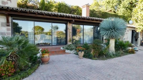 MAISON DE VILLAGE EN PIERRE AVEC PISCINE ET TRÈS BELLE VUE SUR LA VALLÉE