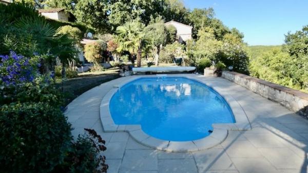 MAISON DE VILLAGE EN PIERRE AVEC PISCINE ET TRÈS BELLE VUE SUR LA VALLÉE