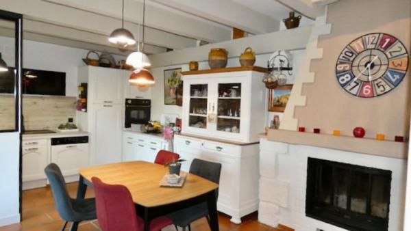 MAISON DE VILLAGE EN PIERRE AVEC PISCINE ET TRÈS BELLE VUE SUR LA VALLÉE