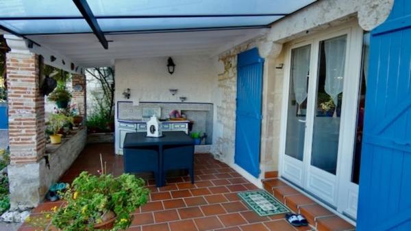 MAISON DE VILLAGE EN PIERRE AVEC PISCINE ET TRÈS BELLE VUE SUR LA VALLÉE