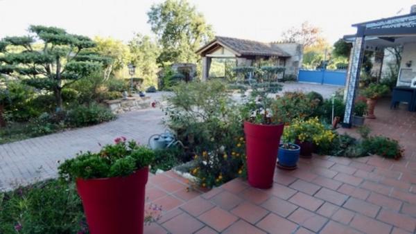 MAISON DE VILLAGE EN PIERRE AVEC PISCINE ET TRÈS BELLE VUE SUR LA VALLÉE