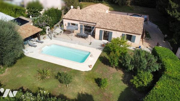 Tourrette-Levens – Villa de plain-pied avec 4 chambres, piscine et grand terrain plat.