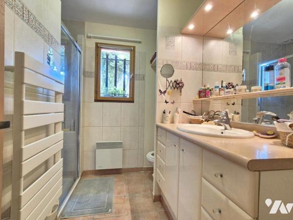 Tourrette-Levens – Villa de plain-pied avec 4 chambres, piscine et grand terrain plat.