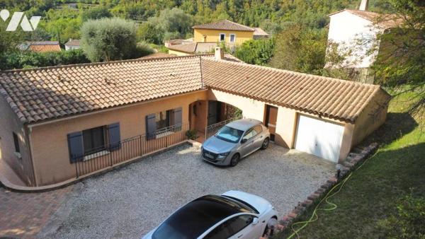 Tourrette-Levens – Villa de plain-pied avec 4 chambres, piscine et grand terrain plat.
