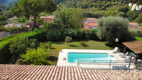 Tourrette-Levens – Villa de plain-pied avec 4 chambres, piscine et grand terrain plat.