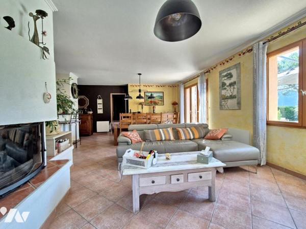 Tourrette-Levens – Villa de plain-pied avec 4 chambres, piscine et grand terrain plat.