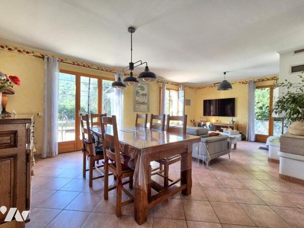 Tourrette-Levens – Villa de plain-pied avec 4 chambres, piscine et grand terrain plat.