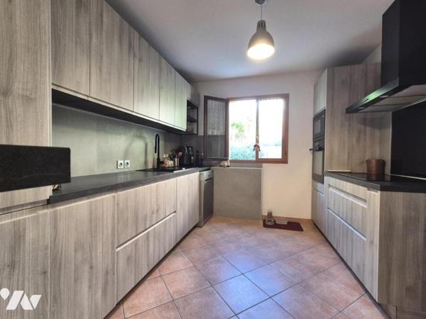 Tourrette-Levens – Villa de plain-pied avec 4 chambres, piscine et grand terrain plat.