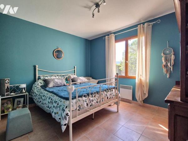 Tourrette-Levens – Villa de plain-pied avec 4 chambres, piscine et grand terrain plat.