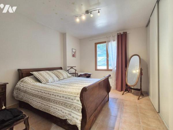 Tourrette-Levens – Villa de plain-pied avec 4 chambres, piscine et grand terrain plat.