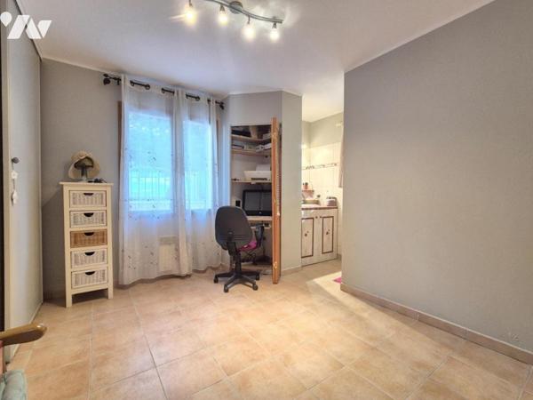 Tourrette-Levens – Villa de plain-pied avec 4 chambres, piscine et grand terrain plat.