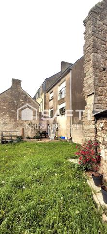 Au centre de Baud, un bien rare mêlant commerce et habitation.