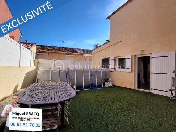 En Exclusivité - Produit rare sur ce secteur de Valras-Plage, idéalement situé dans le coeur de Valras, à deux pas des rues commerçantes et à 500 mètres en ligne droite, de la plage du centre !!!
Bel appartement T4 de 70 m² habitables (69.50 m² carrez) en excellent état, situé au rez-de-chaussée d’une petite copropriété bénévole sans charge de 2 lots seulement. 
En partie rénové, cet appartement avec fenêtres PVC en double vitrage et deux climatisations reversibles, comprend un séjour cuisine équipée de 18,50 m² avec ouverture vers une terrasse privative de 43 m², un salon de 13 m² pouvant faire office de chambre supplémentaire au besoin, deux autres chambres de 11,50 m² et l’autre de 16 m² avec accès terrasse egalement et comprenant une salle d’eau - wc privative ! Un second wc indépendant et une autre salle d’eau commune. 
La terrasse de 41 m² donant sur l’arrière au calme, est dotée d'une excellente orientation vers le sud, ce qui confère à ce bien une rareté sur ce secteur très recherché au centre de la station balnéaire. 
Idéal pour une résidence secondaire de qualité, avec extérieur et proximité du centre ! Miguel Bracq, votre partenaire immo depuis 2001.