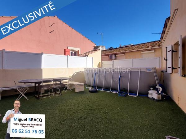 En Exclusivité - Produit rare sur ce secteur de Valras-Plage, idéalement situé dans le coeur de Valras, à deux pas des rues commerçantes et à 500 mètres en ligne droite, de la plage du centre !!!
Bel appartement T4 de 70 m² habitables (69.50 m² carrez) en excellent état, situé au rez-de-chaussée d’une petite copropriété bénévole sans charge de 2 lots seulement. 
En partie rénové, cet appartement avec fenêtres PVC en double vitrage et deux climatisations reversibles, comprend un séjour cuisine équipée de 18,50 m² avec ouverture vers une terrasse privative de 43 m², un salon de 13 m² pouvant faire office de chambre supplémentaire au besoin, deux autres chambres de 11,50 m² et l’autre de 16 m² avec accès terrasse egalement et comprenant une salle d’eau - wc privative ! Un second wc indépendant et une autre salle d’eau commune. 
La terrasse de 41 m² donant sur l’arrière au calme, est dotée d'une excellente orientation vers le sud, ce qui confère à ce bien une rareté sur ce secteur très recherché au centre de la station balnéaire. 
Idéal pour une résidence secondaire de qualité, avec extérieur et proximité du centre ! Miguel Bracq, votre partenaire immo depuis 2001.