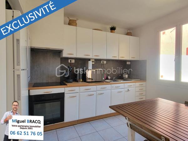 En Exclusivité - Produit rare sur ce secteur de Valras-Plage, idéalement situé dans le coeur de Valras, à deux pas des rues commerçantes et à 500 mètres en ligne droite, de la plage du centre !!!
Bel appartement T4 de 70 m² habitables (69.50 m² carrez) en excellent état, situé au rez-de-chaussée d’une petite copropriété bénévole sans charge de 2 lots seulement. 
En partie rénové, cet appartement avec fenêtres PVC en double vitrage et deux climatisations reversibles, comprend un séjour cuisine équipée de 18,50 m² avec ouverture vers une terrasse privative de 43 m², un salon de 13 m² pouvant faire office de chambre supplémentaire au besoin, deux autres chambres de 11,50 m² et l’autre de 16 m² avec accès terrasse egalement et comprenant une salle d’eau - wc privative ! Un second wc indépendant et une autre salle d’eau commune. 
La terrasse de 41 m² donant sur l’arrière au calme, est dotée d'une excellente orientation vers le sud, ce qui confère à ce bien une rareté sur ce secteur très recherché au centre de la station balnéaire. 
Idéal pour une résidence secondaire de qualité, avec extérieur et proximité du centre ! Miguel Bracq, votre partenaire immo depuis 2001.