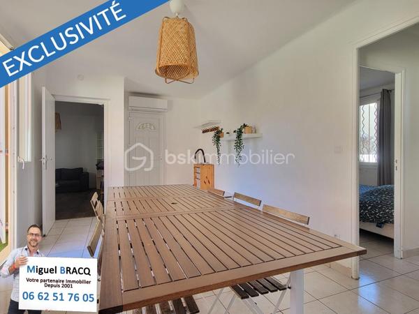 En Exclusivité - Produit rare sur ce secteur de Valras-Plage, idéalement situé dans le coeur de Valras, à deux pas des rues commerçantes et à 500 mètres en ligne droite, de la plage du centre !!!
Bel appartement T4 de 70 m² habitables (69.50 m² carrez) en excellent état, situé au rez-de-chaussée d’une petite copropriété bénévole sans charge de 2 lots seulement. 
En partie rénové, cet appartement avec fenêtres PVC en double vitrage et deux climatisations reversibles, comprend un séjour cuisine équipée de 18,50 m² avec ouverture vers une terrasse privative de 43 m², un salon de 13 m² pouvant faire office de chambre supplémentaire au besoin, deux autres chambres de 11,50 m² et l’autre de 16 m² avec accès terrasse egalement et comprenant une salle d’eau - wc privative ! Un second wc indépendant et une autre salle d’eau commune. 
La terrasse de 41 m² donant sur l’arrière au calme, est dotée d'une excellente orientation vers le sud, ce qui confère à ce bien une rareté sur ce secteur très recherché au centre de la station balnéaire. 
Idéal pour une résidence secondaire de qualité, avec extérieur et proximité du centre ! Miguel Bracq, votre partenaire immo depuis 2001.