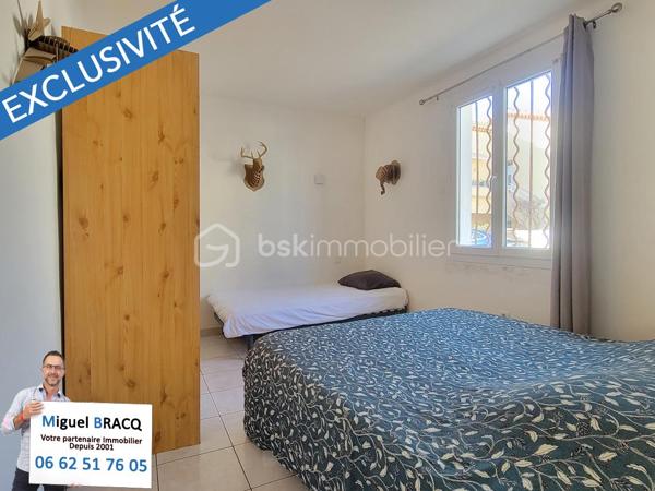 En Exclusivité - Produit rare sur ce secteur de Valras-Plage, idéalement situé dans le coeur de Valras, à deux pas des rues commerçantes et à 500 mètres en ligne droite, de la plage du centre !!!
Bel appartement T4 de 70 m² habitables (69.50 m² carrez) en excellent état, situé au rez-de-chaussée d’une petite copropriété bénévole sans charge de 2 lots seulement. 
En partie rénové, cet appartement avec fenêtres PVC en double vitrage et deux climatisations reversibles, comprend un séjour cuisine équipée de 18,50 m² avec ouverture vers une terrasse privative de 43 m², un salon de 13 m² pouvant faire office de chambre supplémentaire au besoin, deux autres chambres de 11,50 m² et l’autre de 16 m² avec accès terrasse egalement et comprenant une salle d’eau - wc privative ! Un second wc indépendant et une autre salle d’eau commune. 
La terrasse de 41 m² donant sur l’arrière au calme, est dotée d'une excellente orientation vers le sud, ce qui confère à ce bien une rareté sur ce secteur très recherché au centre de la station balnéaire. 
Idéal pour une résidence secondaire de qualité, avec extérieur et proximité du centre ! Miguel Bracq, votre partenaire immo depuis 2001.