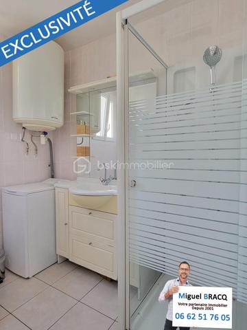 En Exclusivité - Produit rare sur ce secteur de Valras-Plage, idéalement situé dans le coeur de Valras, à deux pas des rues commerçantes et à 500 mètres en ligne droite, de la plage du centre !!!
Bel appartement T4 de 70 m² habitables (69.50 m² carrez) en excellent état, situé au rez-de-chaussée d’une petite copropriété bénévole sans charge de 2 lots seulement. 
En partie rénové, cet appartement avec fenêtres PVC en double vitrage et deux climatisations reversibles, comprend un séjour cuisine équipée de 18,50 m² avec ouverture vers une terrasse privative de 43 m², un salon de 13 m² pouvant faire office de chambre supplémentaire au besoin, deux autres chambres de 11,50 m² et l’autre de 16 m² avec accès terrasse egalement et comprenant une salle d’eau - wc privative ! Un second wc indépendant et une autre salle d’eau commune. 
La terrasse de 41 m² donant sur l’arrière au calme, est dotée d'une excellente orientation vers le sud, ce qui confère à ce bien une rareté sur ce secteur très recherché au centre de la station balnéaire. 
Idéal pour une résidence secondaire de qualité, avec extérieur et proximité du centre ! Miguel Bracq, votre partenaire immo depuis 2001.