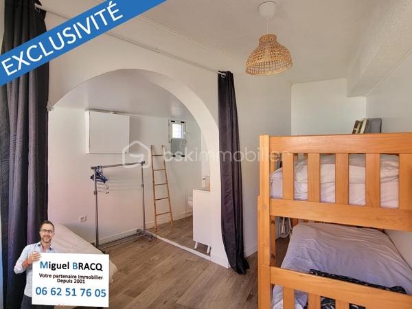 En Exclusivité - Produit rare sur ce secteur de Valras-Plage, idéalement situé dans le coeur de Valras, à deux pas des rues commerçantes et à 500 mètres en ligne droite, de la plage du centre !!!
Bel appartement T4 de 70 m² habitables (69.50 m² carrez) en excellent état, situé au rez-de-chaussée d’une petite copropriété bénévole sans charge de 2 lots seulement. 
En partie rénové, cet appartement avec fenêtres PVC en double vitrage et deux climatisations reversibles, comprend un séjour cuisine équipée de 18,50 m² avec ouverture vers une terrasse privative de 43 m², un salon de 13 m² pouvant faire office de chambre supplémentaire au besoin, deux autres chambres de 11,50 m² et l’autre de 16 m² avec accès terrasse egalement et comprenant une salle d’eau - wc privative ! Un second wc indépendant et une autre salle d’eau commune. 
La terrasse de 41 m² donant sur l’arrière au calme, est dotée d'une excellente orientation vers le sud, ce qui confère à ce bien une rareté sur ce secteur très recherché au centre de la station balnéaire. 
Idéal pour une résidence secondaire de qualité, avec extérieur et proximité du centre ! Miguel Bracq, votre partenaire immo depuis 2001.