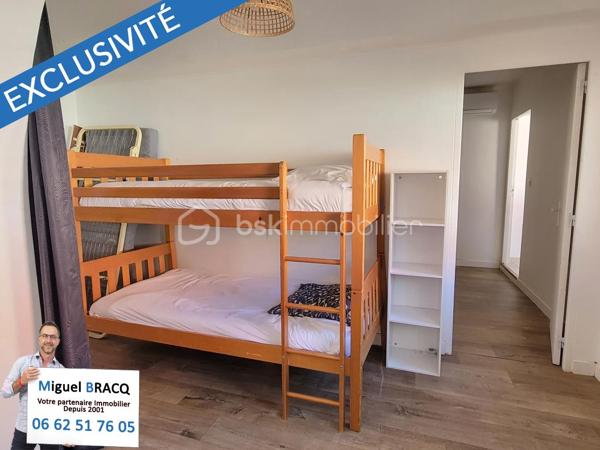 En Exclusivité - Produit rare sur ce secteur de Valras-Plage, idéalement situé dans le coeur de Valras, à deux pas des rues commerçantes et à 500 mètres en ligne droite, de la plage du centre !!!
Bel appartement T4 de 70 m² habitables (69.50 m² carrez) en excellent état, situé au rez-de-chaussée d’une petite copropriété bénévole sans charge de 2 lots seulement. 
En partie rénové, cet appartement avec fenêtres PVC en double vitrage et deux climatisations reversibles, comprend un séjour cuisine équipée de 18,50 m² avec ouverture vers une terrasse privative de 43 m², un salon de 13 m² pouvant faire office de chambre supplémentaire au besoin, deux autres chambres de 11,50 m² et l’autre de 16 m² avec accès terrasse egalement et comprenant une salle d’eau - wc privative ! Un second wc indépendant et une autre salle d’eau commune. 
La terrasse de 41 m² donant sur l’arrière au calme, est dotée d'une excellente orientation vers le sud, ce qui confère à ce bien une rareté sur ce secteur très recherché au centre de la station balnéaire. 
Idéal pour une résidence secondaire de qualité, avec extérieur et proximité du centre ! Miguel Bracq, votre partenaire immo depuis 2001.