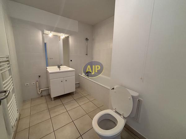 Appartement à louer Bordeaux : 2 pièces, 44m² avec 1 chambre(s) à 851€ - AJP Immobilier Bordeaux Saint-Augustin