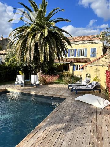 MAISON DE VILLE ENTIEREMENT RENOVÉE AVEC PISCINE