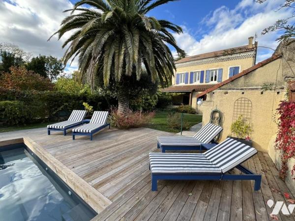 MAISON DE VILLE ENTIEREMENT RENOVÉE AVEC PISCINE