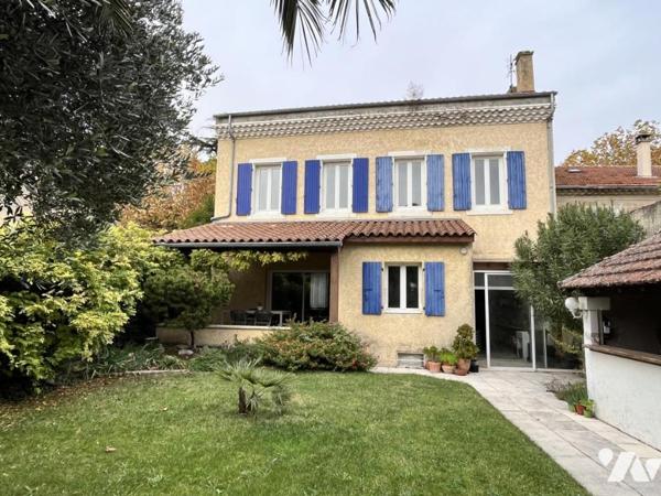 MAISON DE VILLE ENTIEREMENT RENOVÉE AVEC PISCINE