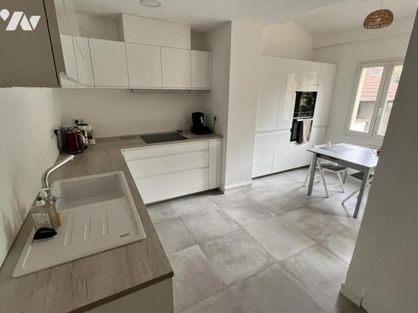 MAISON DE VILLE ENTIEREMENT RENOVÉE AVEC PISCINE